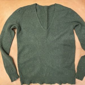 Theory v-neck 100% cashmere sweater